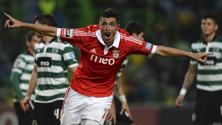 Quem manda em Lisboa! Cardozo decide e Benfica &eacute; l&iacute;der