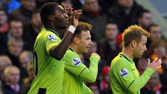 Dan&ccedil;ou! Aston Villa p&otilde;e Liverpool na roda em Anfield