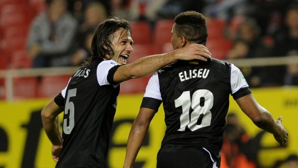 No embalo, M&aacute;laga passa por cima do Sevilla fora de casa