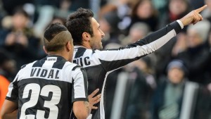 Juve sofre, mas supera Cagilari e quebra recorde na Serie A