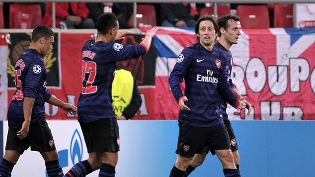 Rosicky: &ldquo;O Arsenal precisa reconquistar seus torcedores&rdquo;