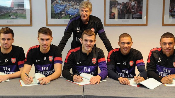 Assegurando o futuro? Arsenal renova com Wilshere e mais quatro