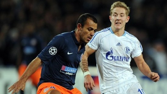 Schalke s&oacute; empata, mas fica em primeiro no Grupo B