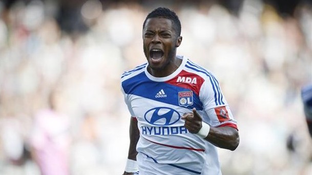 Decisivo: Michel Bastos marca em d&eacute;rbi e Lyon segue l&iacute;der