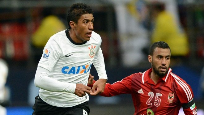 Paulinho, do Corinthians, em jogo contra o Al Ahly (Foto: AFP PHOTO / TOSHIFUMI KITAMURA)