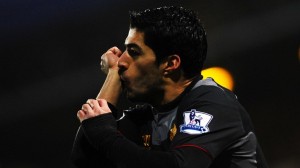 Capitão do Liverpool, Gerrard elogia Suárez: “É um mágico”