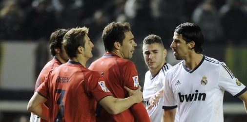 Kak&aacute; &eacute; expulso e Real Madrid trope&ccedil;a no lanterna