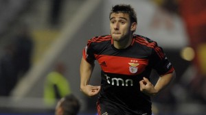 Benfica bate Braga e mantém briga acirrada com o Porto