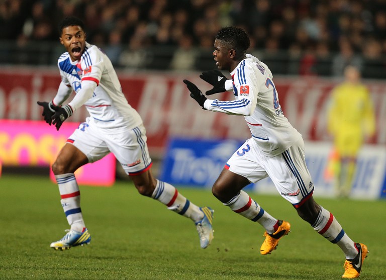 Lyon sofre, mas rouba a lideran&ccedil;a do PSG na Ligue 1