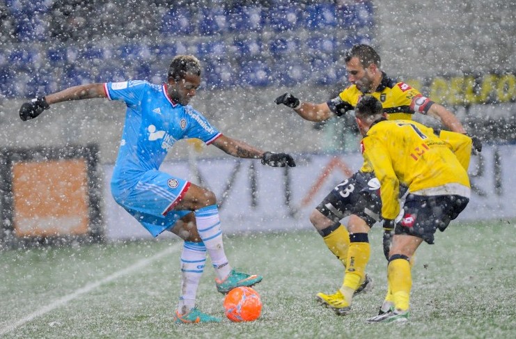 Sob muita neve, Marseille perde e n&atilde;o alcan&ccedil;a l&iacute;der Lyon