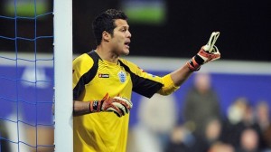 Júlio César pega tudo e segura empate contra o Man City