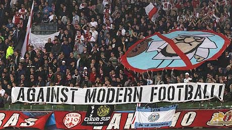 &ldquo;A favor do futebol moderno&rdquo;, Uefa multa Ajax por protesto da torcida