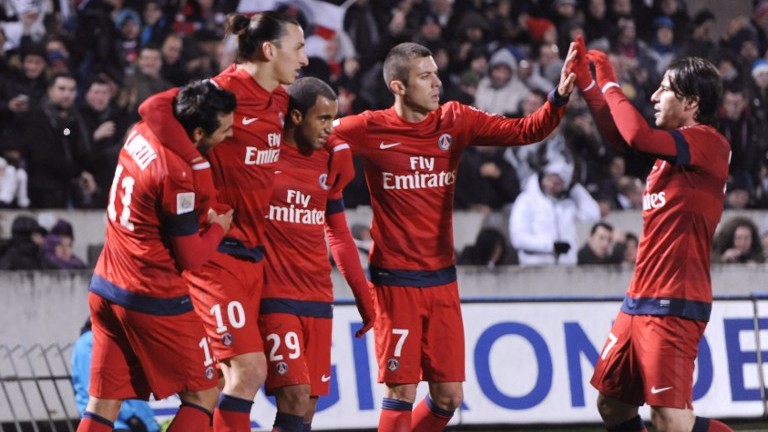 Lucas d&aacute; assist&ecirc;ncia para Ibra em vit&oacute;ria sem brilho do PSG