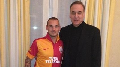 &ldquo;Sneijder quer se aposentar no Galatasaray&rdquo;, diz presidente