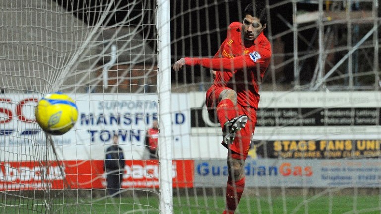 Suárez dá uma mão e Liverpool elimina time da 5ª divisão