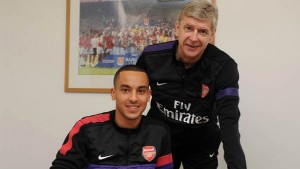 Walcott defende continuidade de Wenger no Arsenal