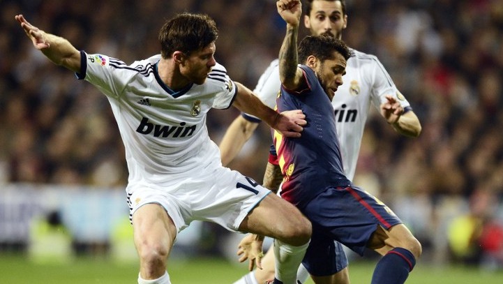 Xabi Alonso e Daniel Alves se estranharam muito durante o jogo. (FOTO: JAVIER SORIANO/AFP)