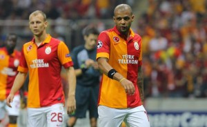Expulsão de Felipe Melo rouba a cena na estreia de Sneijder