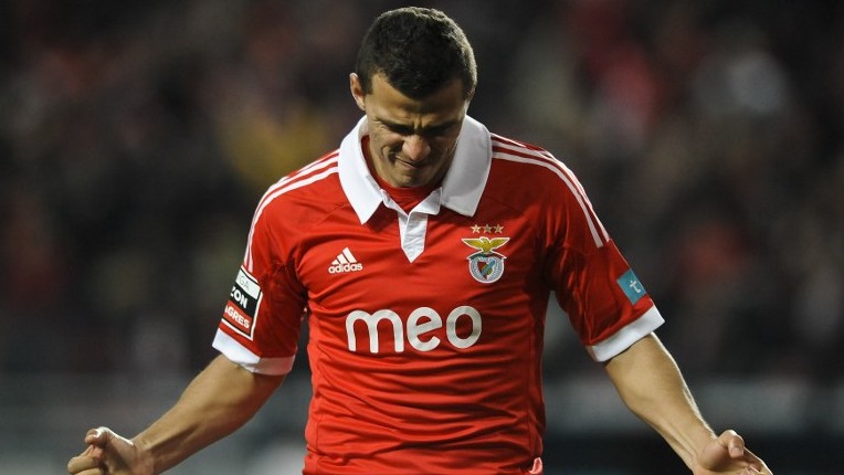 Benfica vence fácil e se iguala novamente ao Porto no topo