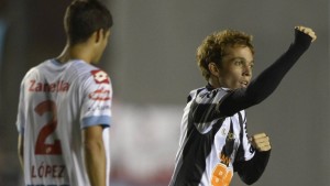 Galo forte: Bernard mostra cartão de visitas na Argentina