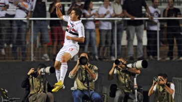 Longe de empolgar, São Paulo arranca virada do Strongest