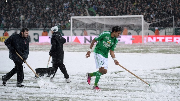 Nevasca paralisa jogo, mas n&atilde;o evita goleada do Saint-&Eacute;tienne