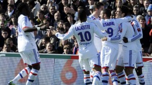 Lição de casa: Lyon bate Lorient e cola no PSG
