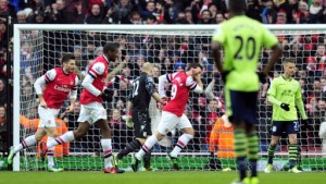 Santo: Cazorla salva Arsenal em vitória sobre Aston Villa