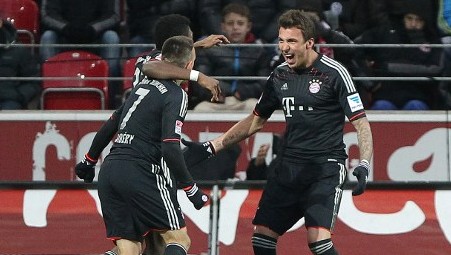 Marca do artilheiro: Manduzkic faz dois na vit&oacute;ria do Bayern