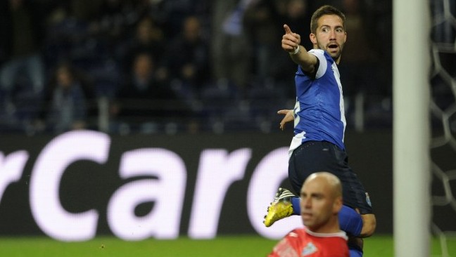 Porto vence retranca do M&aacute;laga e sai na frente