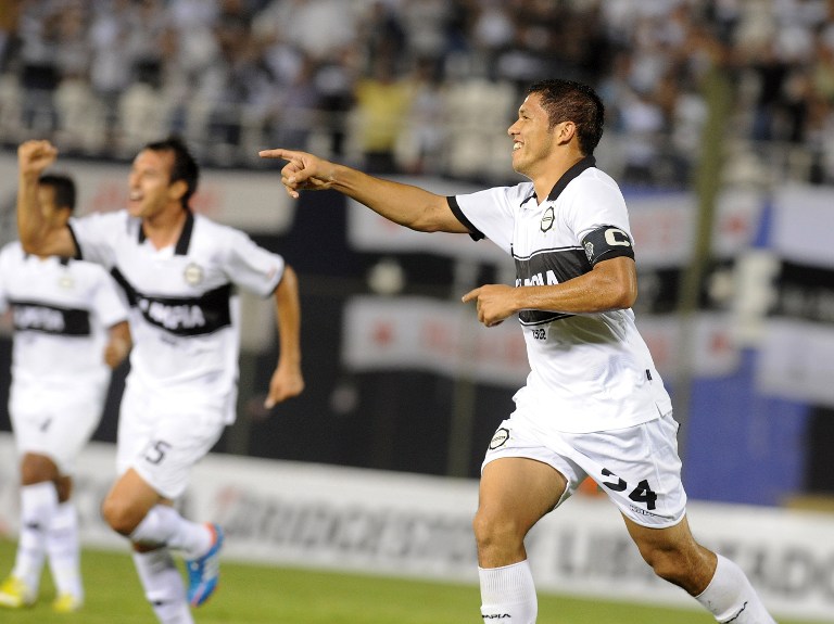 Ortiz, capit&atilde;o do Olimpia, comemora o segundo gol do Olimpia (Foto: AFP PHOTO / Norberto Duarte)