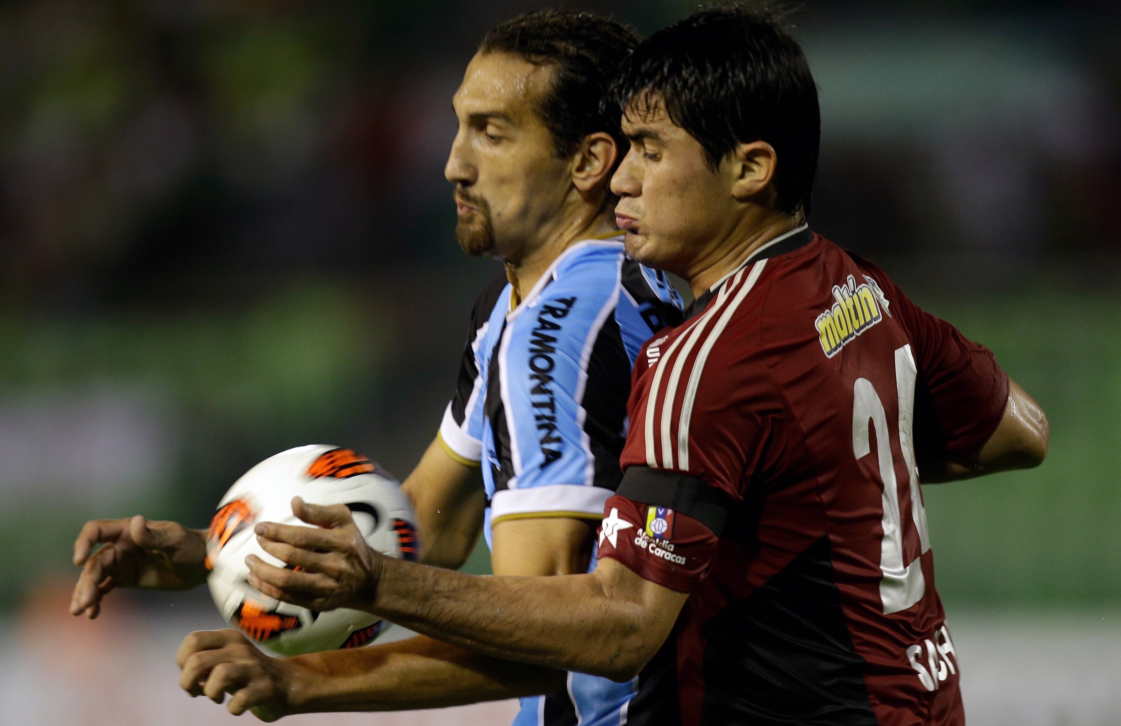 Sofr&iacute;vel: Gr&ecirc;mio se exp&otilde;e muito e toma virada do Caracas
