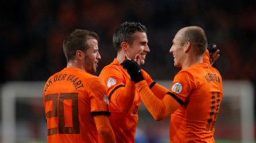 Van Persie volta a marcar e Holanda relaxa ainda mais