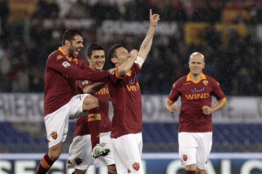 Totti faz hist&oacute;ria e Roma bate Parma