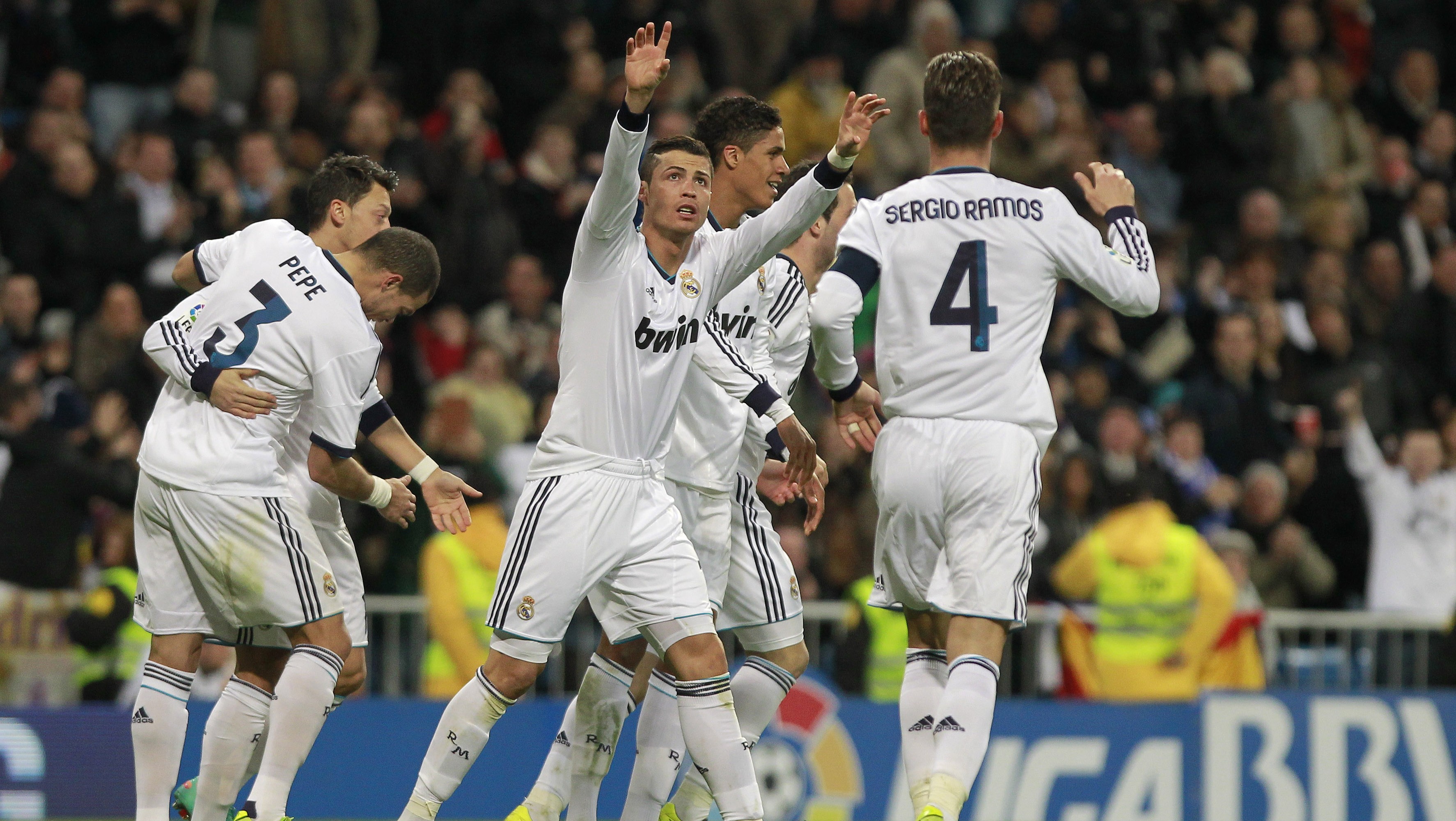 Sob a estrela de Mourinho, Real transforma trope&ccedil;o em goleada