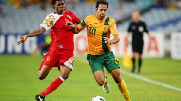 Austrália tropeça, mas escapa de se complicar no final