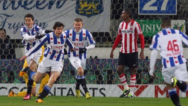 PSV &eacute; derrotado pelo Heerenveen e tem lideran&ccedil;a amea&ccedil;ada