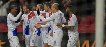 Faminta, Holanda goleia a Romênia e dispara