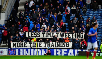 Torcida do Rangers protesta contra jogadores tuiteiros
