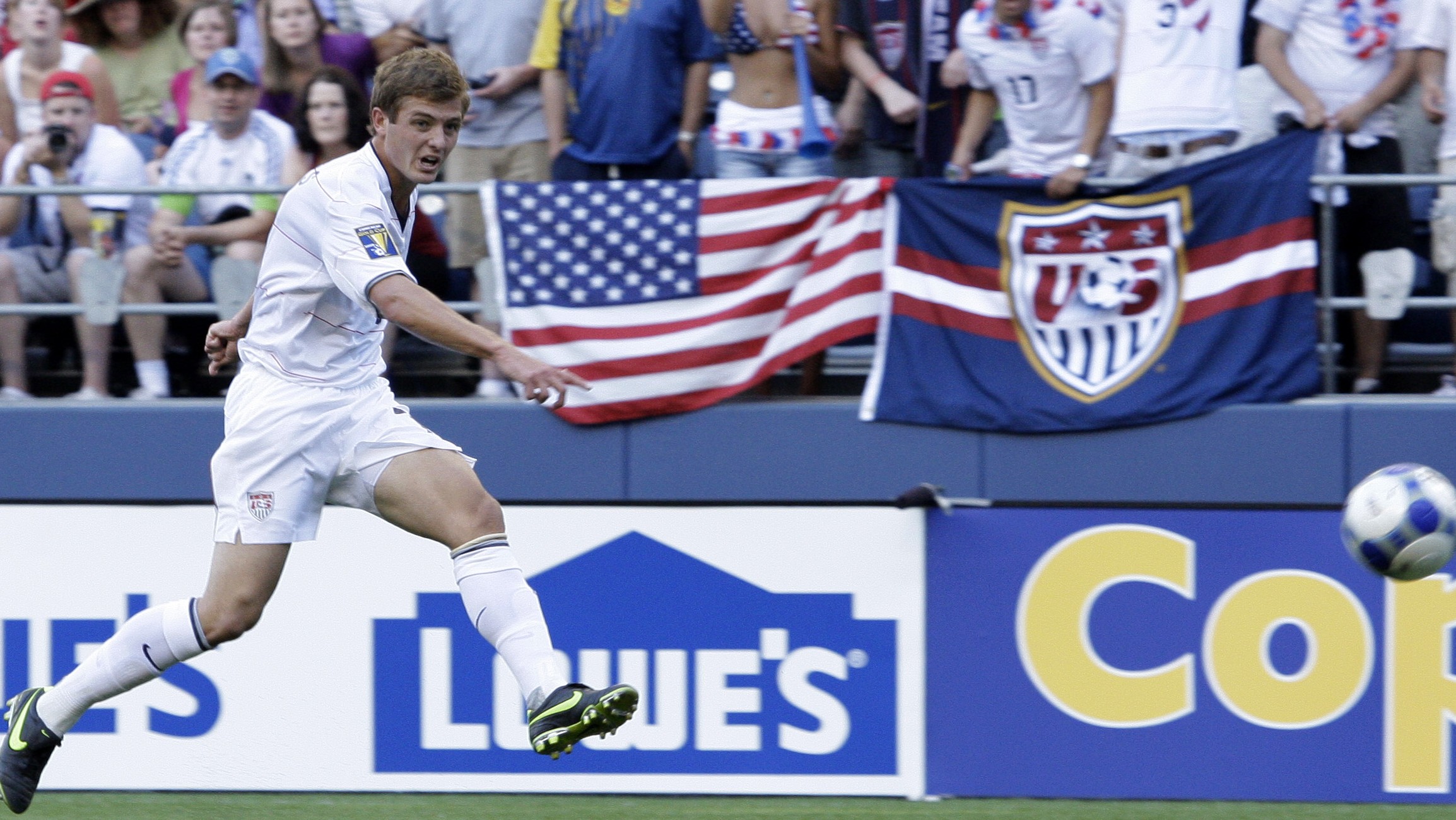 Rogers est&aacute; certo quando pede mais respeito da torcida