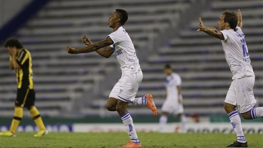 V&eacute;lez bate Pe&ntilde;arol sem torcida e mostra for&ccedil;a