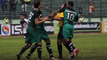 Por agressão covarde, atacante é banido do futebol. É justo?