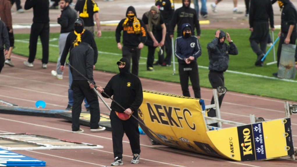 Torcedores do AEK invadem o Est&aacute;dio Ol&iacute;mpico (Foto: AP Images)