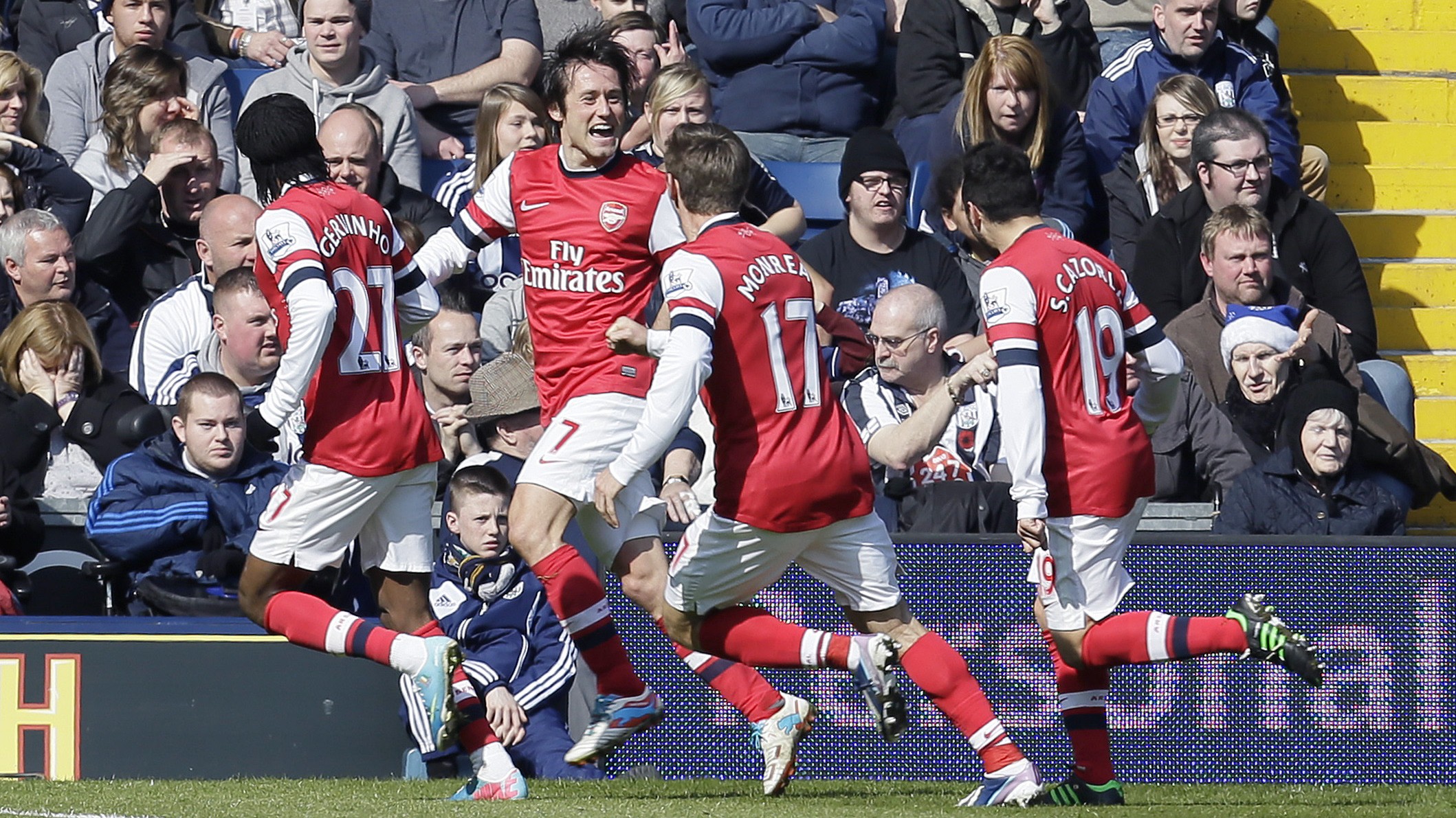 De volta ao passado! Rosicky destrói e Arsenal sobe ao Top 4