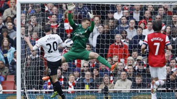 O Arsenal engrandeceu no reencontro com Van Persie