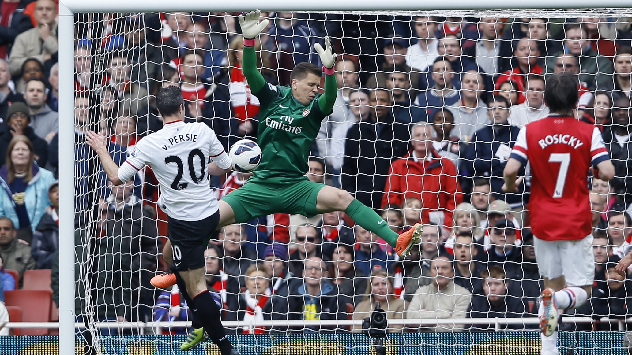 O Arsenal engrandeceu no reencontro com Van Persie