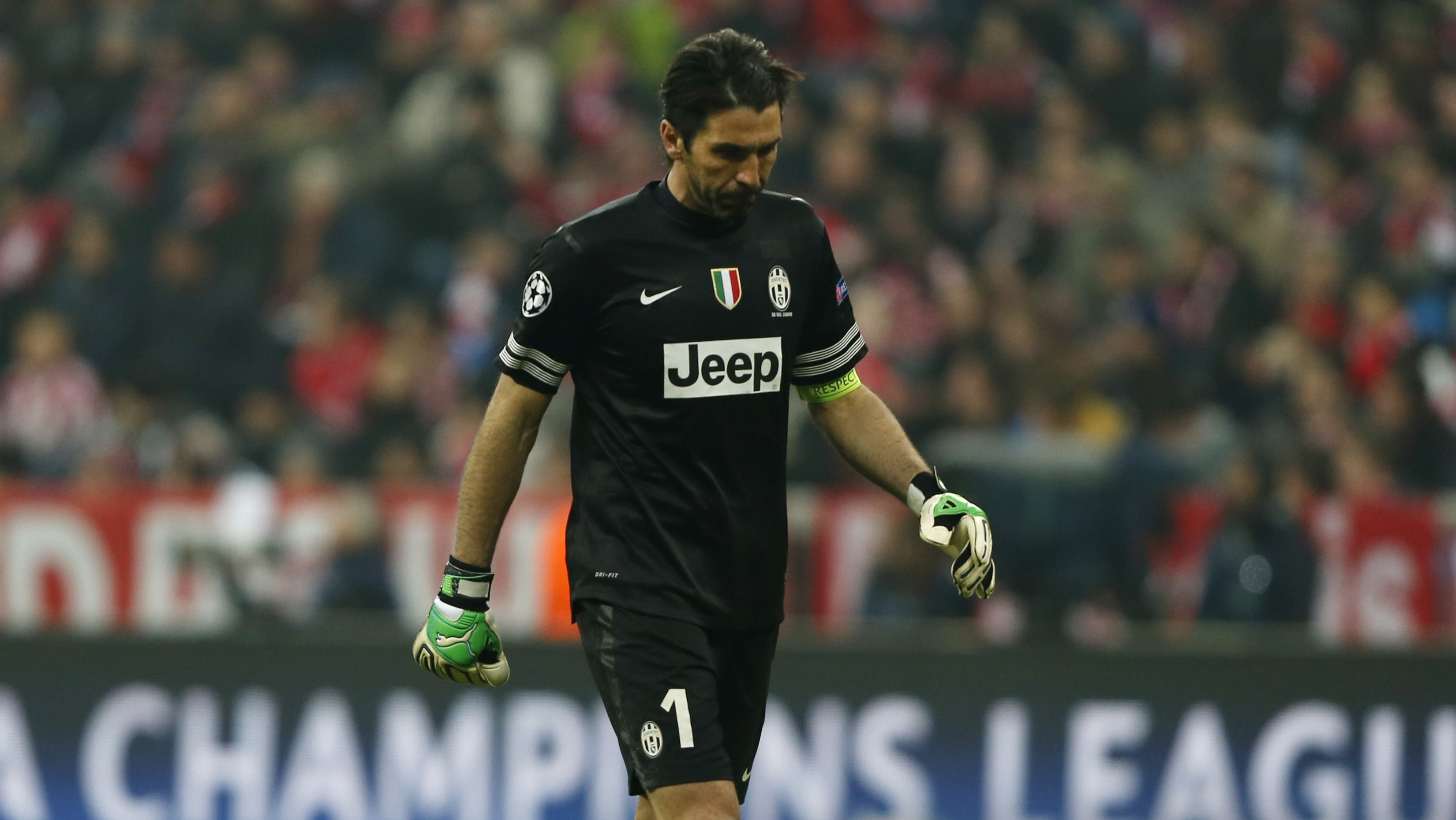 Beckenbauer chama Buffon de &ldquo;aposentado&rdquo; ap&oacute;s falhas