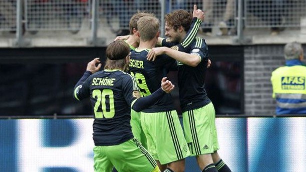 Falta pouco: Ajax bate PSV em Eindhoven e dispara