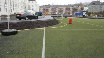 Seu clube sai de férias e, quando volta, uma estrada divide seu CT