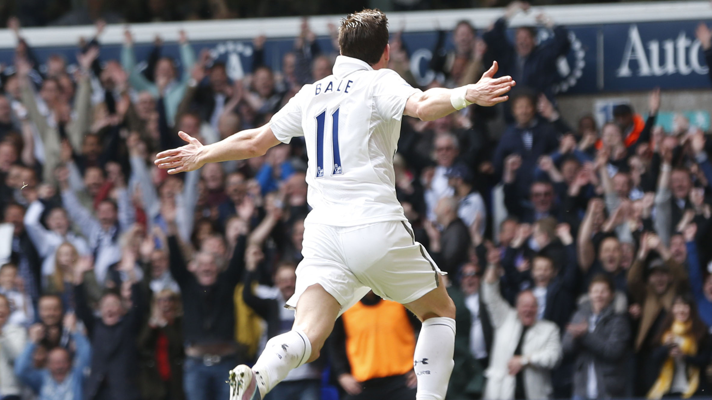 Bale comemora: na sua volta, o gal&ecirc;s foi fundamental na vit&oacute;ria do Tottenham sobre o Manchester City (AP Photo/Lefteris Pitarakis)